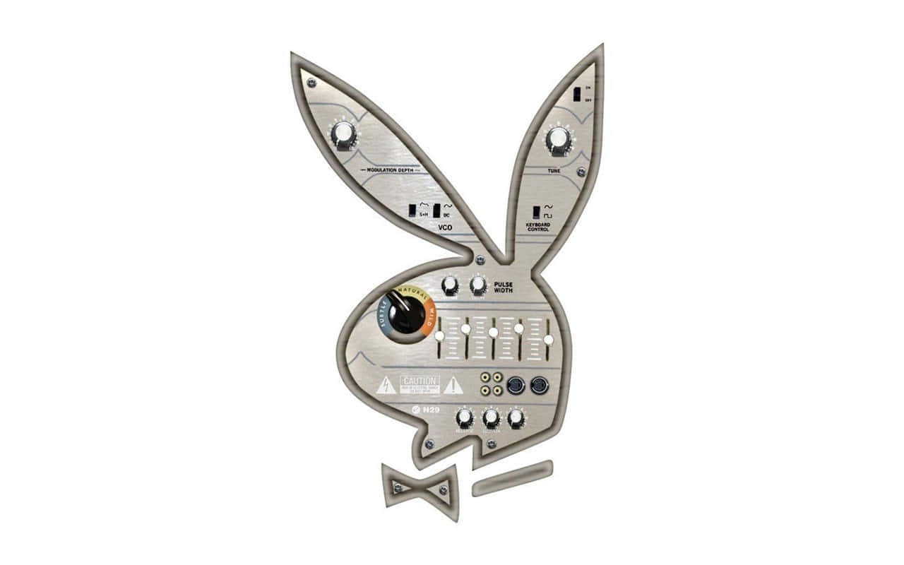 playboy 桌布 壁紙 — 一個金屬兔頭標誌重新設計成合成器，帶有旋鈕、滑塊和電路細節。