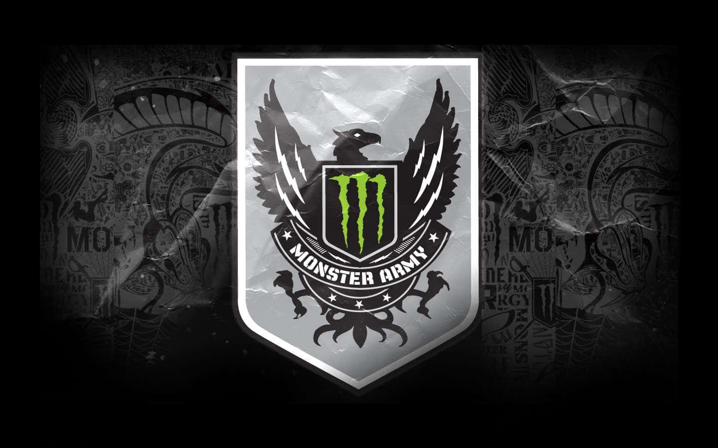 Monster Energy 桌布 壁紙 — 一個金屬盾牌徽章，上面有綠色怪物標誌和鷹翼，背景是黑暗的塗鴉牆。