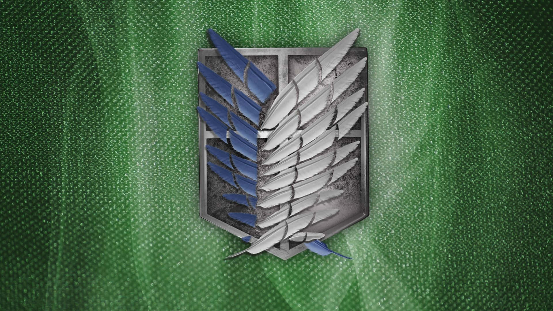 Survey Corps 桌布 壁紙 — 一個金屬盾牌徽章，帶有藍色和銀色翅膀，從紋理綠色布料背景中浮現。