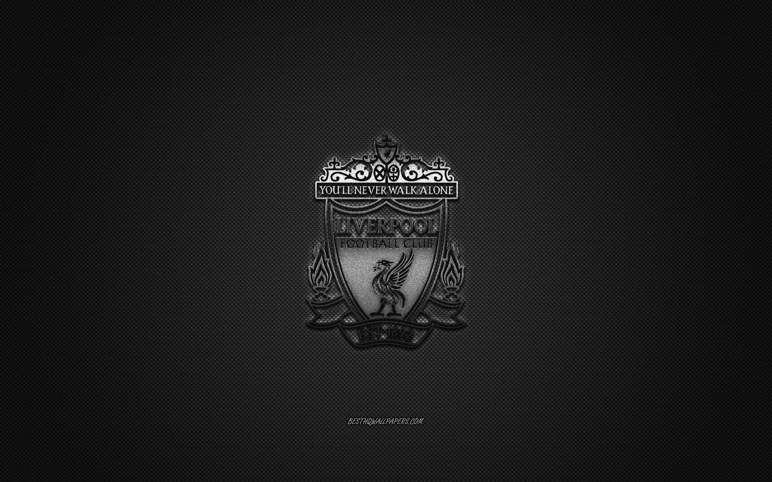 Liverpool Fc 桌布 壁紙 — 一個金屬質感的利物浦足球會會徽在帶有紋理的黑色背景上隱約閃耀。