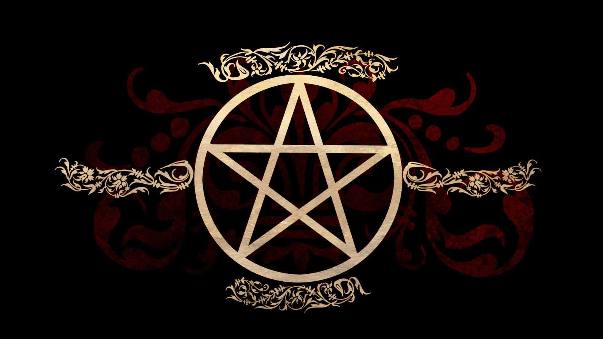 Symbolism 桌布 壁紙 — 一個金色五角星在一個裝飾華麗的圓圈內，背景為深紅色和黑色。