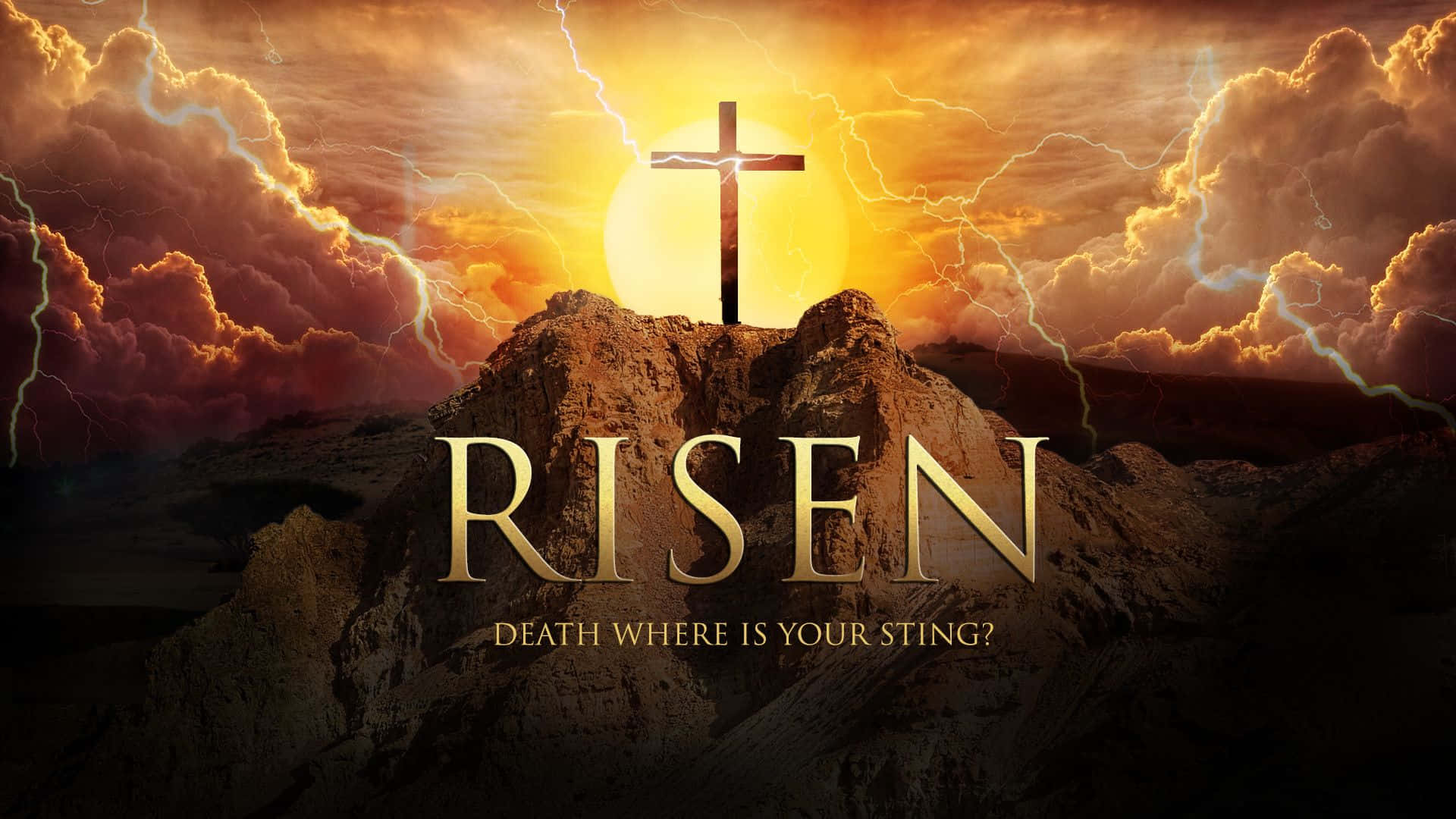 Jesus Resurrection 桌布 壁紙 — 一個金色十字架矗立在岩石山丘上，背景是戲劇性的日落天空，有閃電，下方閃耀著RISEN字樣。