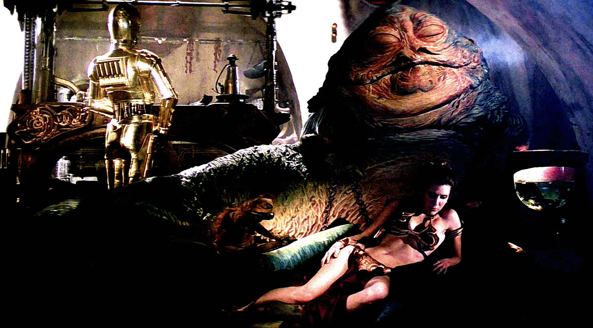 Return Of The Jedi 桌布 壁紙 — 一個金色機械人站在斜倚的賈巴旁邊，一位女士躺在他的大腿上，在燈光昏暗、華麗的王座室中。