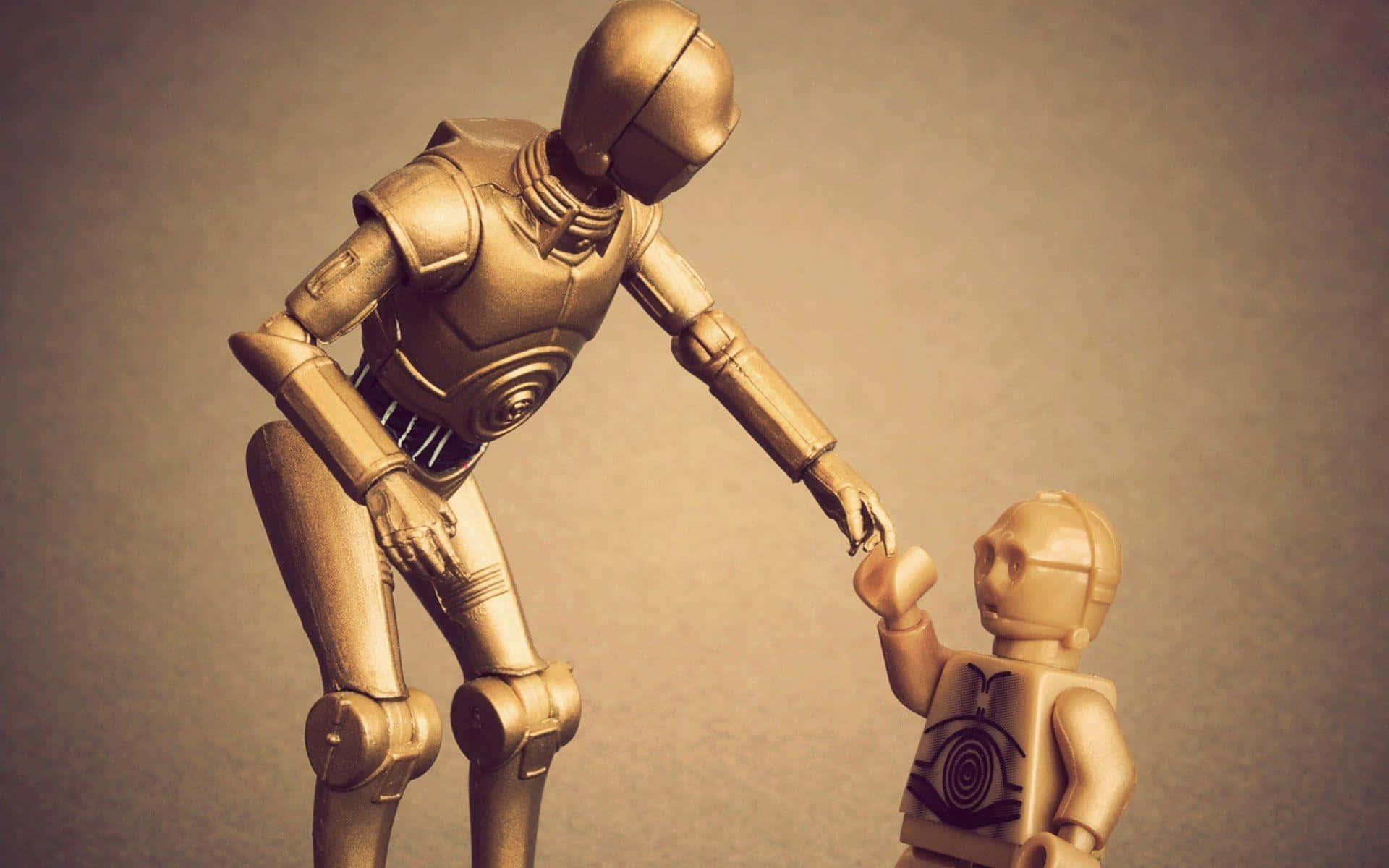 C-3po 桌布 壁紙 — 一個金色的C-3PO人偶在柔和的米色背景前，輕輕向一個較小的機械人人偶伸出手。