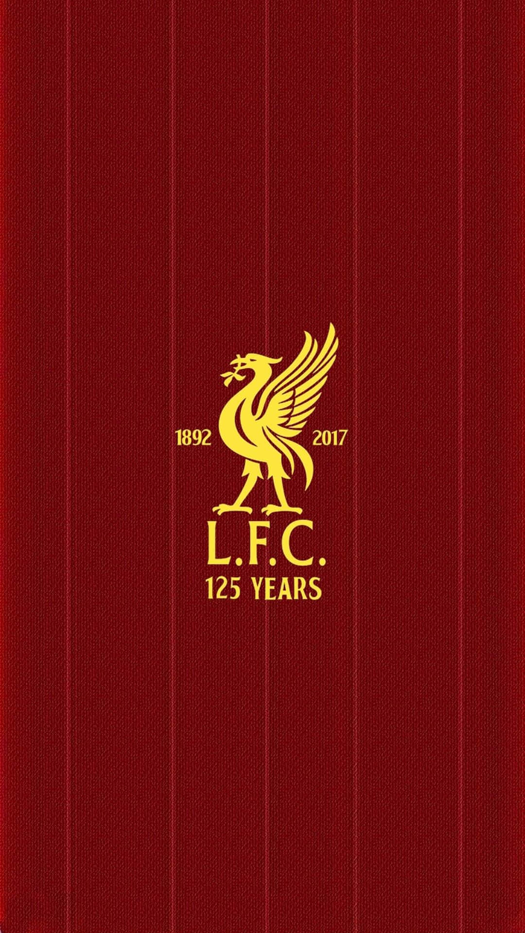 Liverpool Logo 桌布 壁紙 — 一個金色的利物浦足球會125週年會徽在帶有垂直條紋的紋理深紅色背景上閃耀。