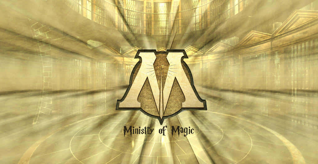 The Ministry Of Magic 桌布 壁紙 — 一個金色的魔法部標誌在宏偉、陽光普照的大廳中央發光，帶有輻射光束和圓形地板標記。
