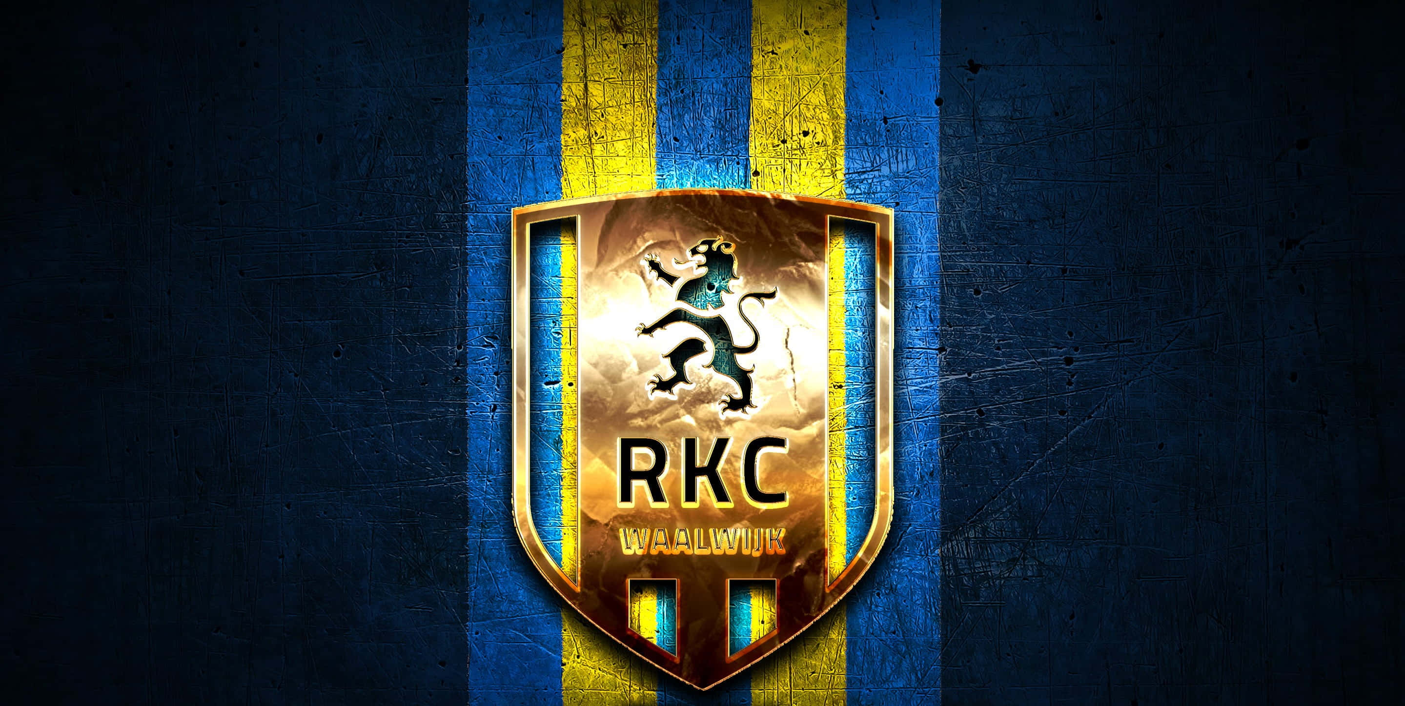 Rkc Waalwijk 桌布 壁紙 — 一個金色盾牌，上面有一隻黑色直立獅子和「RKC WAALWIJK」文字，居中在藍黃條紋紋理背景上。