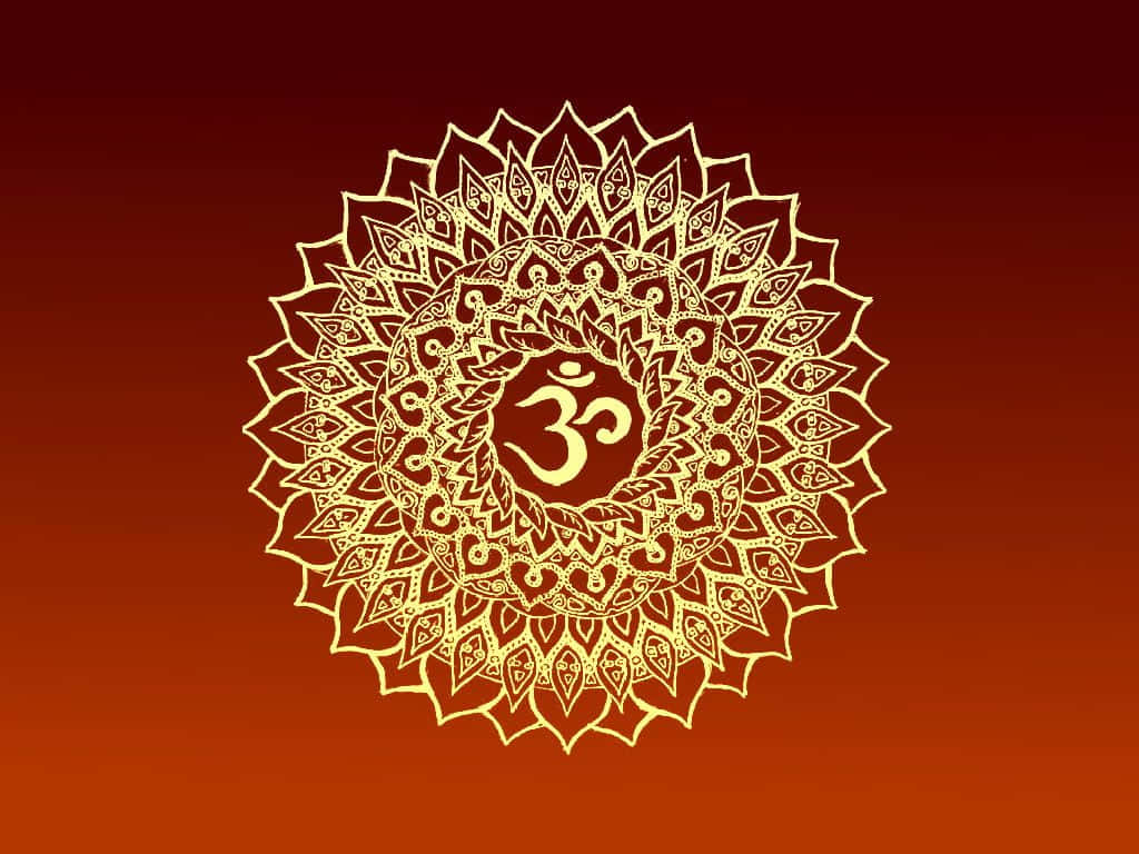 OM 桌布 壁紙 — 一個金色精緻的曼陀羅，中心帶有Om符號，在從紅色到橙色的豐富漸變背景上散發光芒。