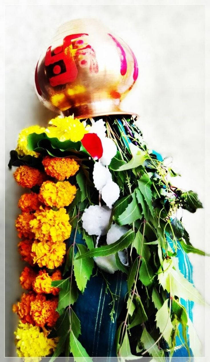 Gudi Padwa 桌布 壁紙 — 一個金色花盆飾有萬壽菊、白色花朵和綠色葉子，營造出充滿活力的宗教供品。