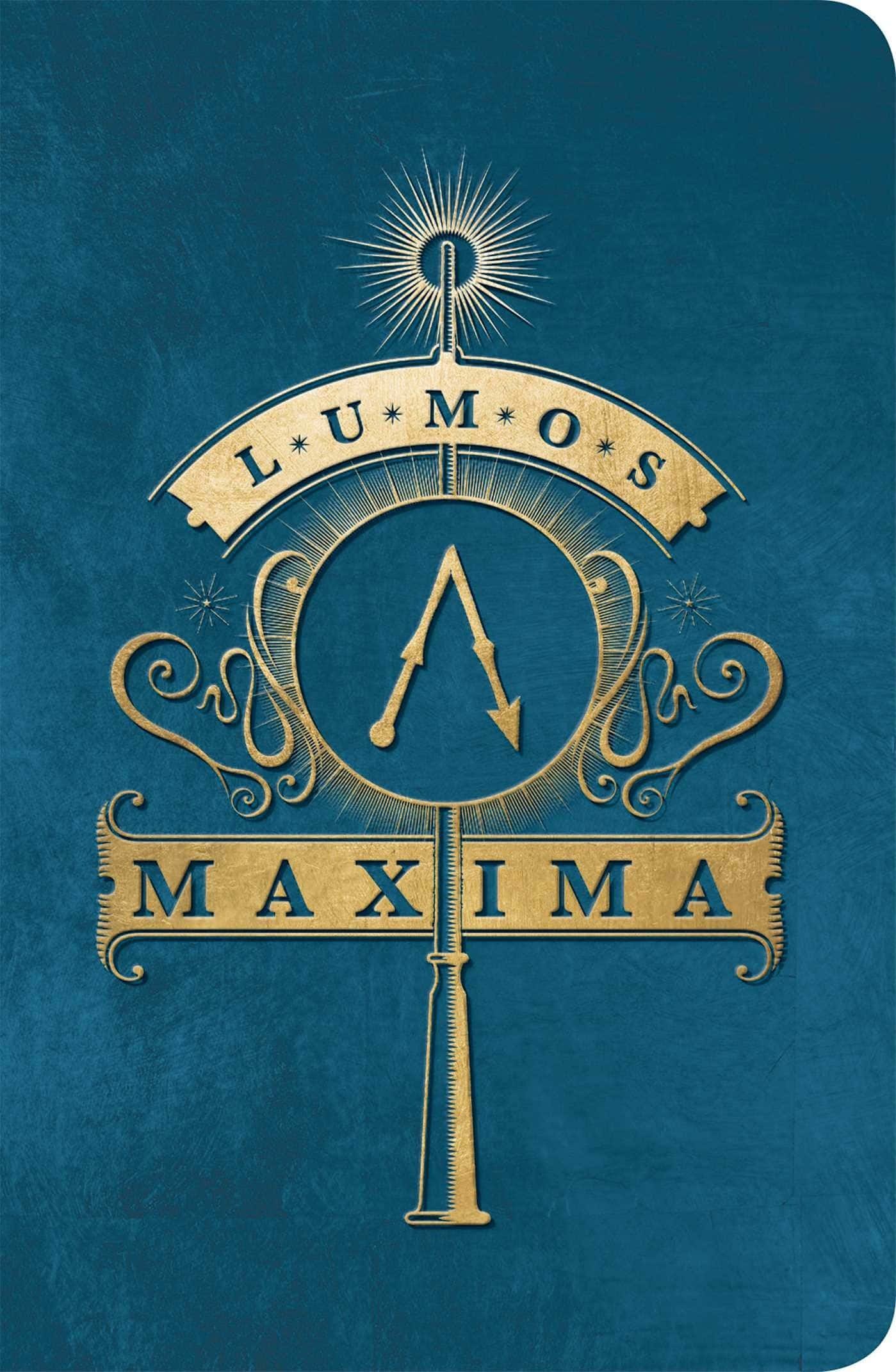 Magic Spells 桌布 壁紙 — 一個金色華麗的徽章，上面有「LUMOS MAXIMA」和魔杖符號，在帶有紋理的青綠色背景上發光。