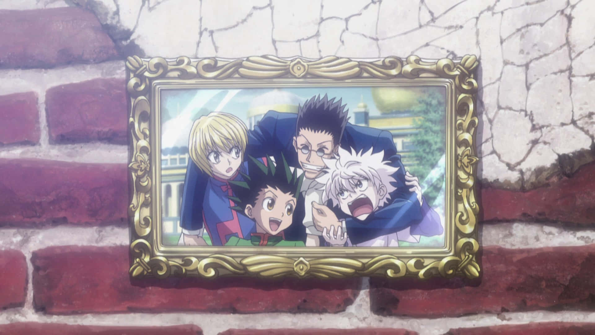Leorio Paradinight 桌布 壁紙 — 一個金色華麗相框掛在風化的紅磚牆上，內含一張充滿活力的動漫照片，展示了四個表情豐富的角色。
