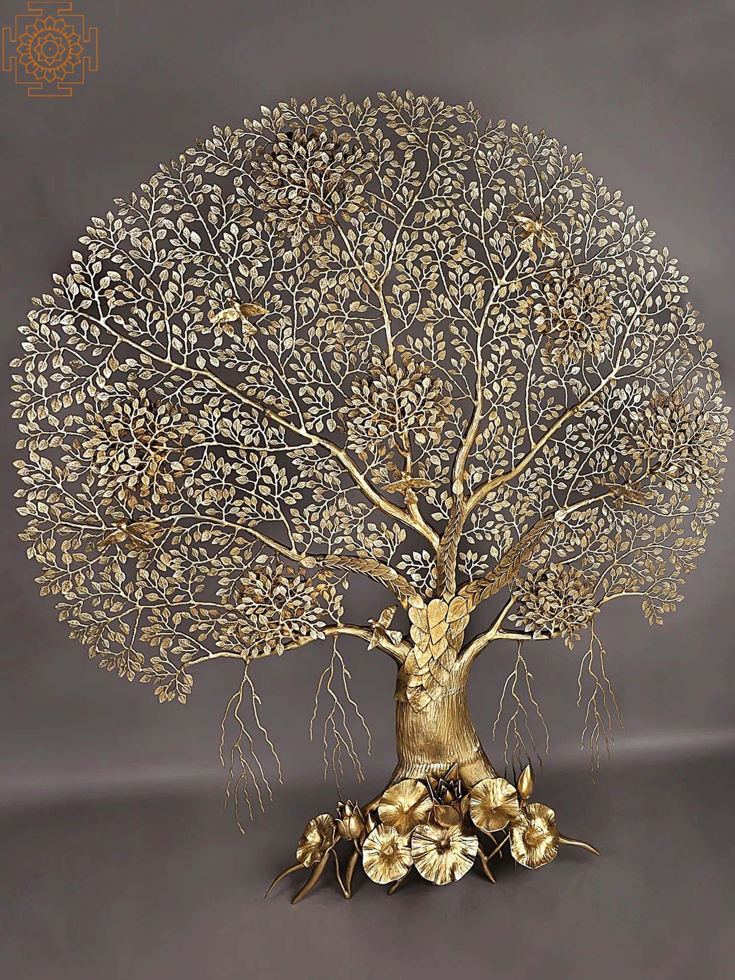 Tree Of Life 桌布 壁紙 — 一個金色金屬樹雕塑，帶有複雜的樹枝和樹葉，立在深灰色工作室背景前。