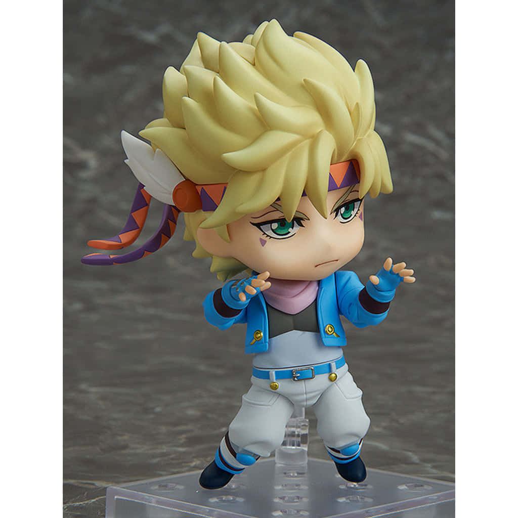Caesar Anthonio Zeppeli 桌布 壁紙 — 一個金髮刺刺、綠眼睛的Q版動漫人偶，站在透明底座上，背景是灰色大理石。