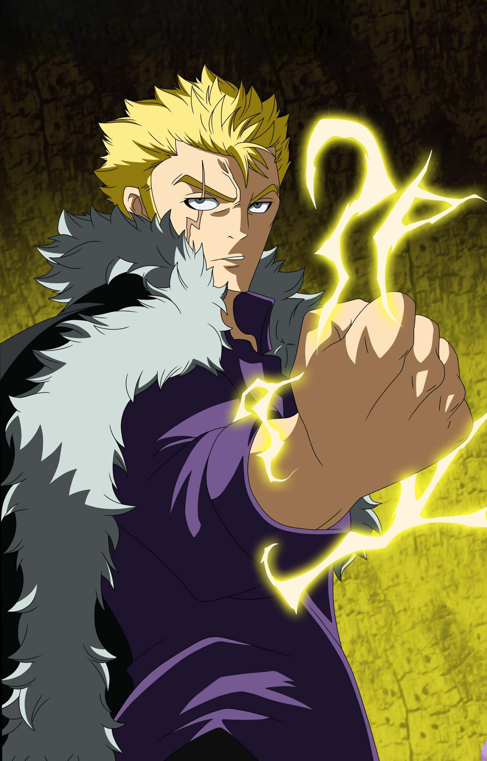 Laxus Dreyar 桌布 壁紙 — 一個金髮刺蝟頭的動漫戰士，身穿毛皮襯裡大衣，在紋理深色背景前，從緊握的拳頭中釋放出發光的黃色閃電。