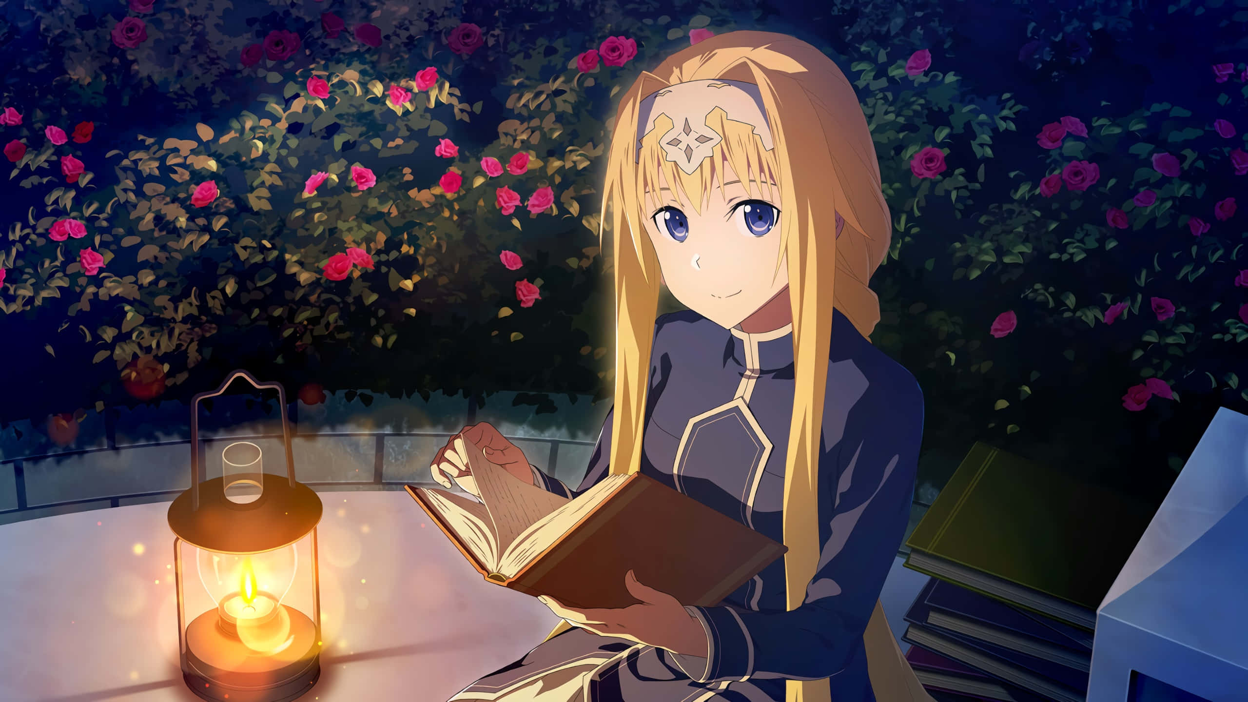 Alice Zuberg 桌布 壁紙 — 一個金髮動漫女孩在夜晚盛開的粉紅玫瑰下藉燭光看書。