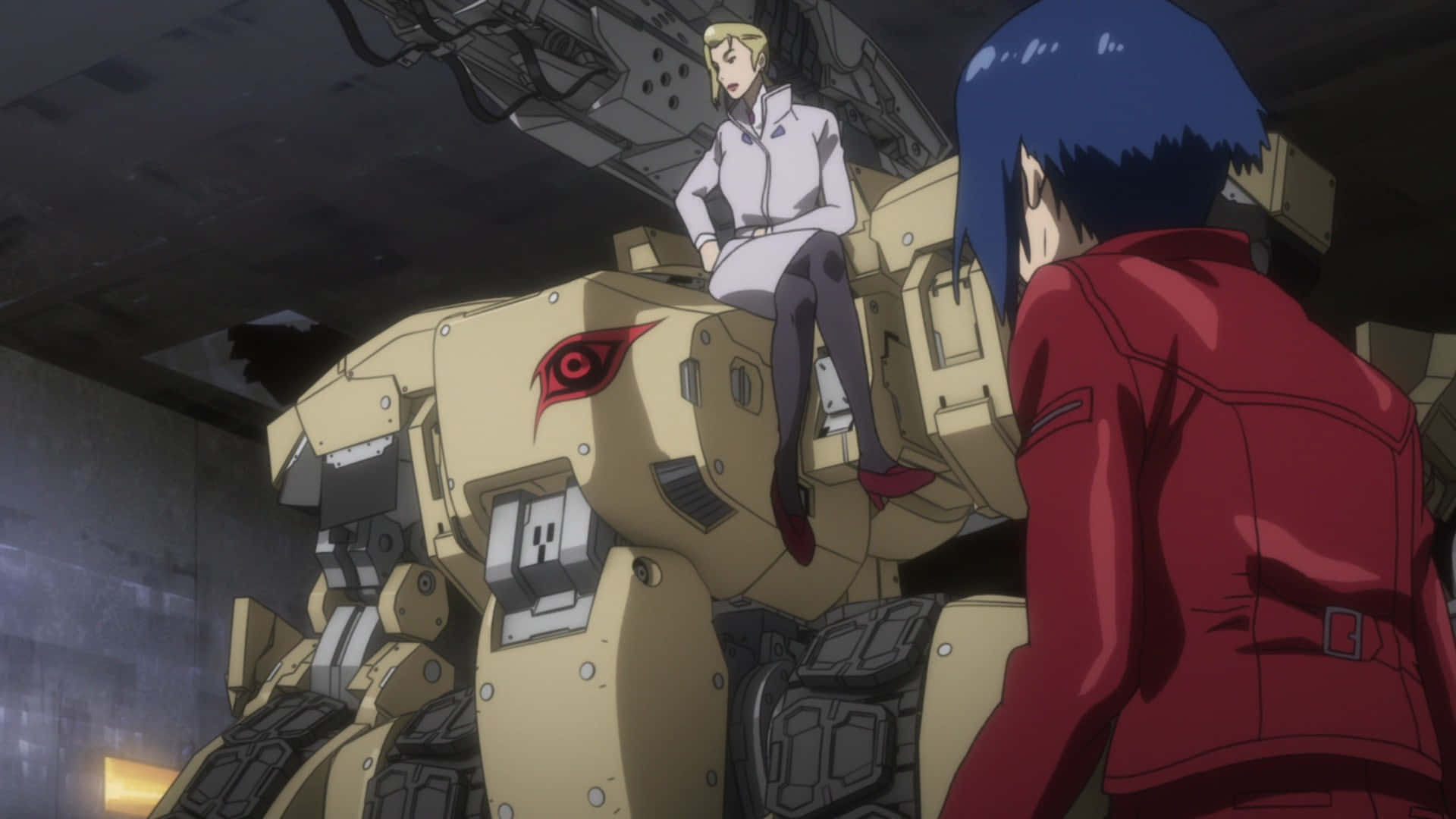 Ghost In The Shell Logicoma 桌布 壁紙 — 一個金髮動漫女孩坐在一個有紅眼睛的米色機甲上，而一個藍髮穿紅色外套的人在昏暗的工業環境中觀看。