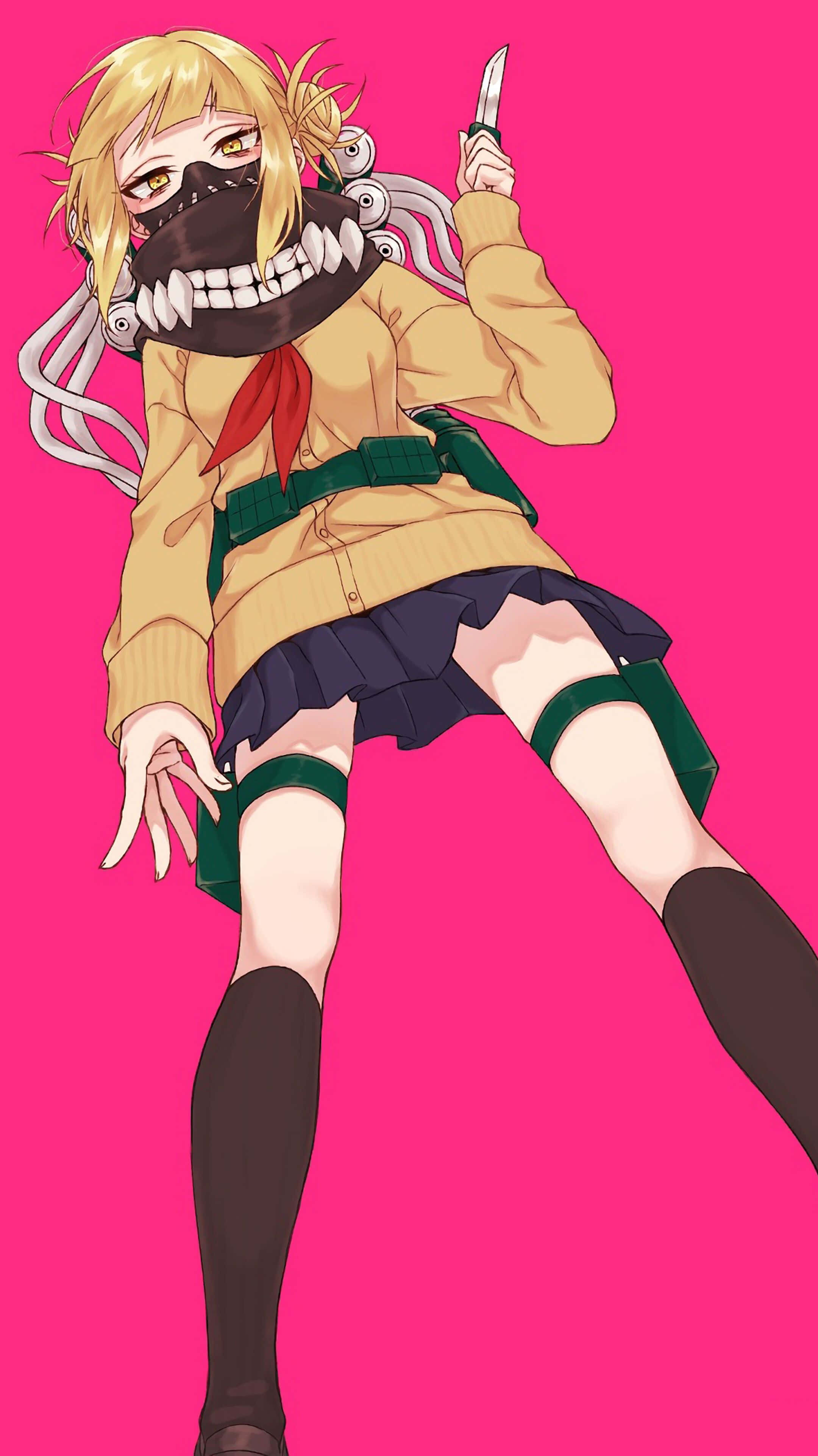 Toga 桌布 壁紙 — 一個金髮動漫女孩穿著校服，戴著一個有牙齒的怪物面具，手持一把刀，背景是亮粉紅色。