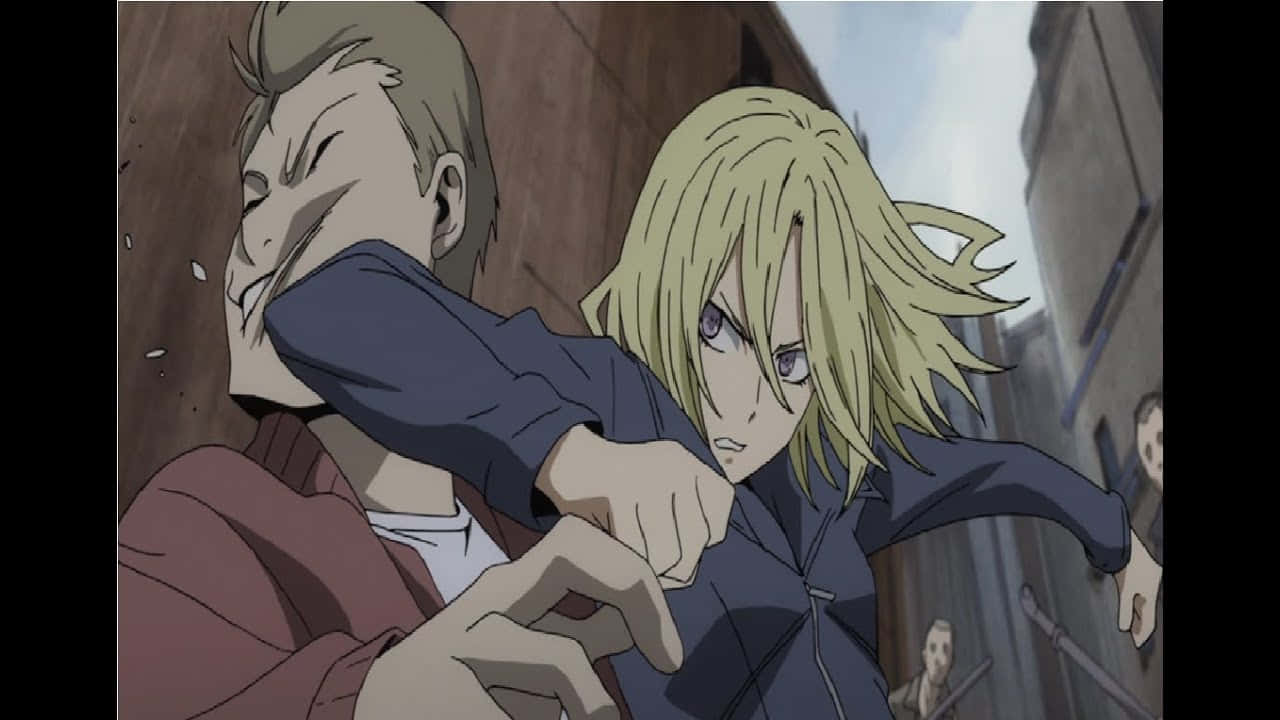 Durarara Vorona 桌布 壁紙 — 一個金髮動漫女孩穿著深色外套，在狹窄的小巷中毆打一個穿著紅色外套的男人。