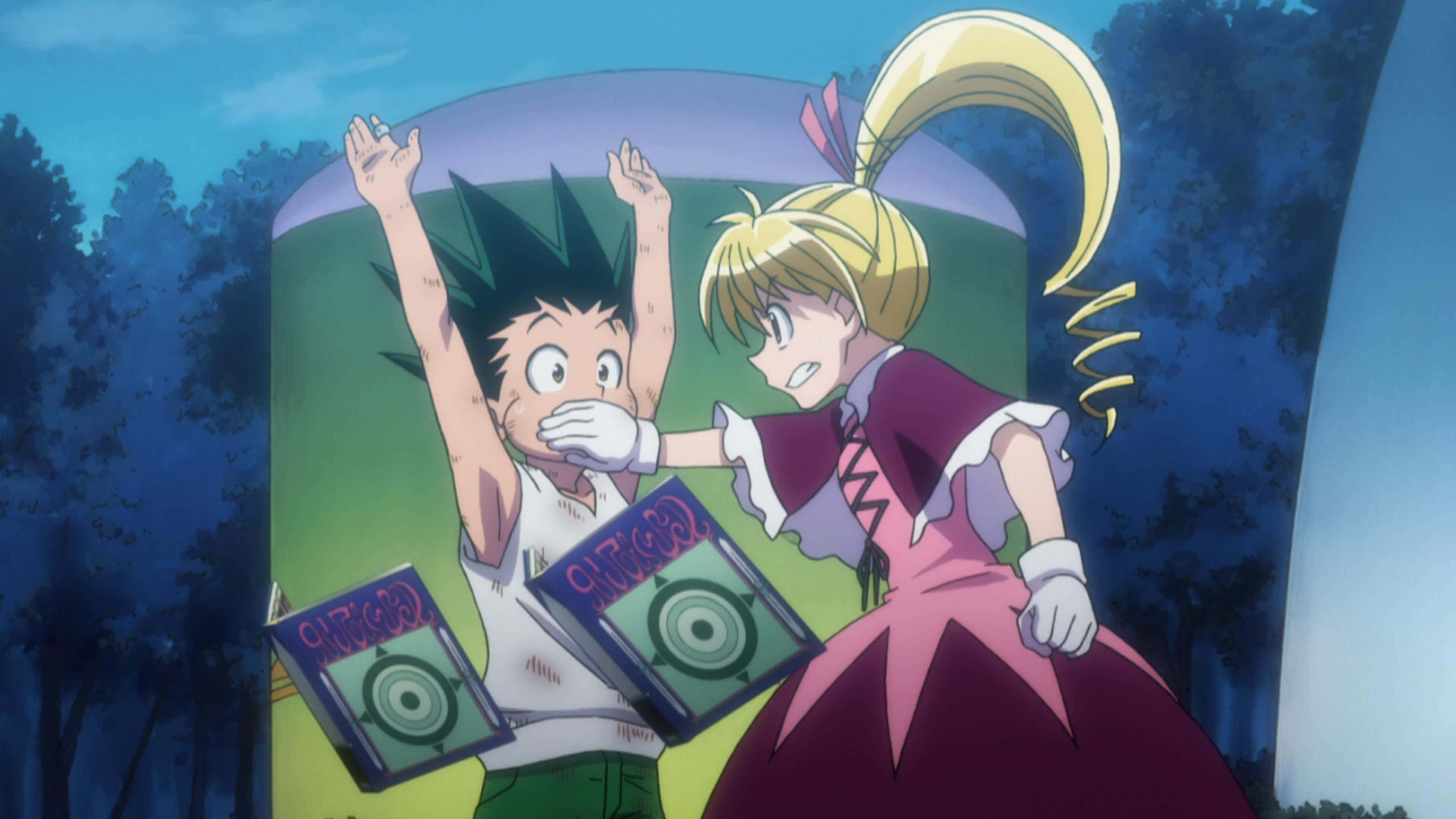 Hunter X Hunter Bisky 桌布 壁紙 — 一個金髮動漫女孩穿著粉紅色連衣裙，捂住一個男孩的嘴，而他驚訝地舉起雙手，拿著兩本書。