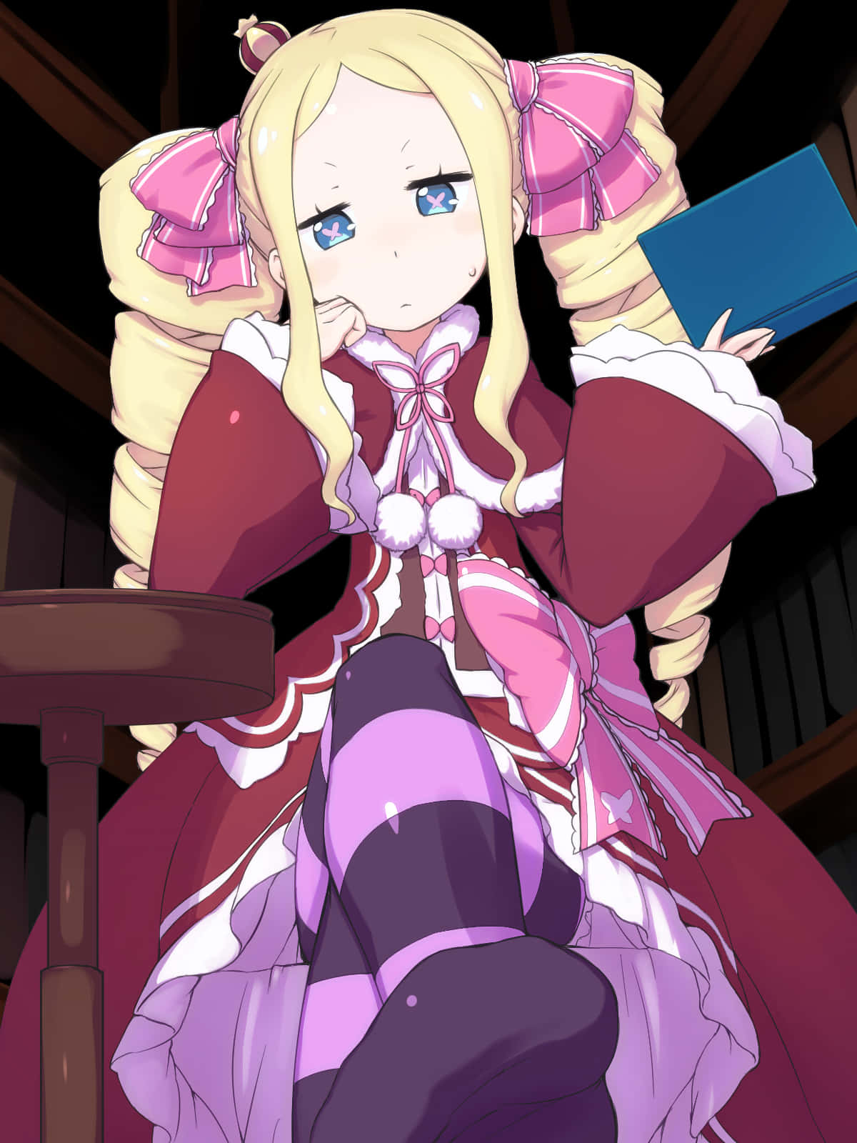 Re Zero Beatrice 桌布 壁紙 — 一個金髮動漫女孩穿著紅色和粉紅色的女僕裝，坐在木凳上，拿著一本藍色的書，表情若有所思。