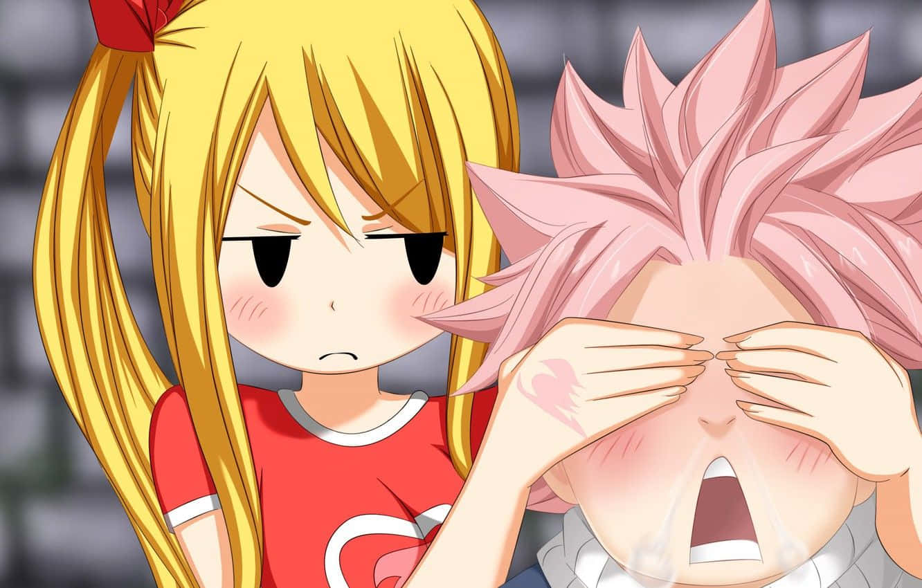 lucy heartfilia 桌布 壁紙 — 一個金髮動漫女孩表情嚴肅，站在一個粉紅色頭髮的男孩旁邊，男孩尷尬地遮住臉。