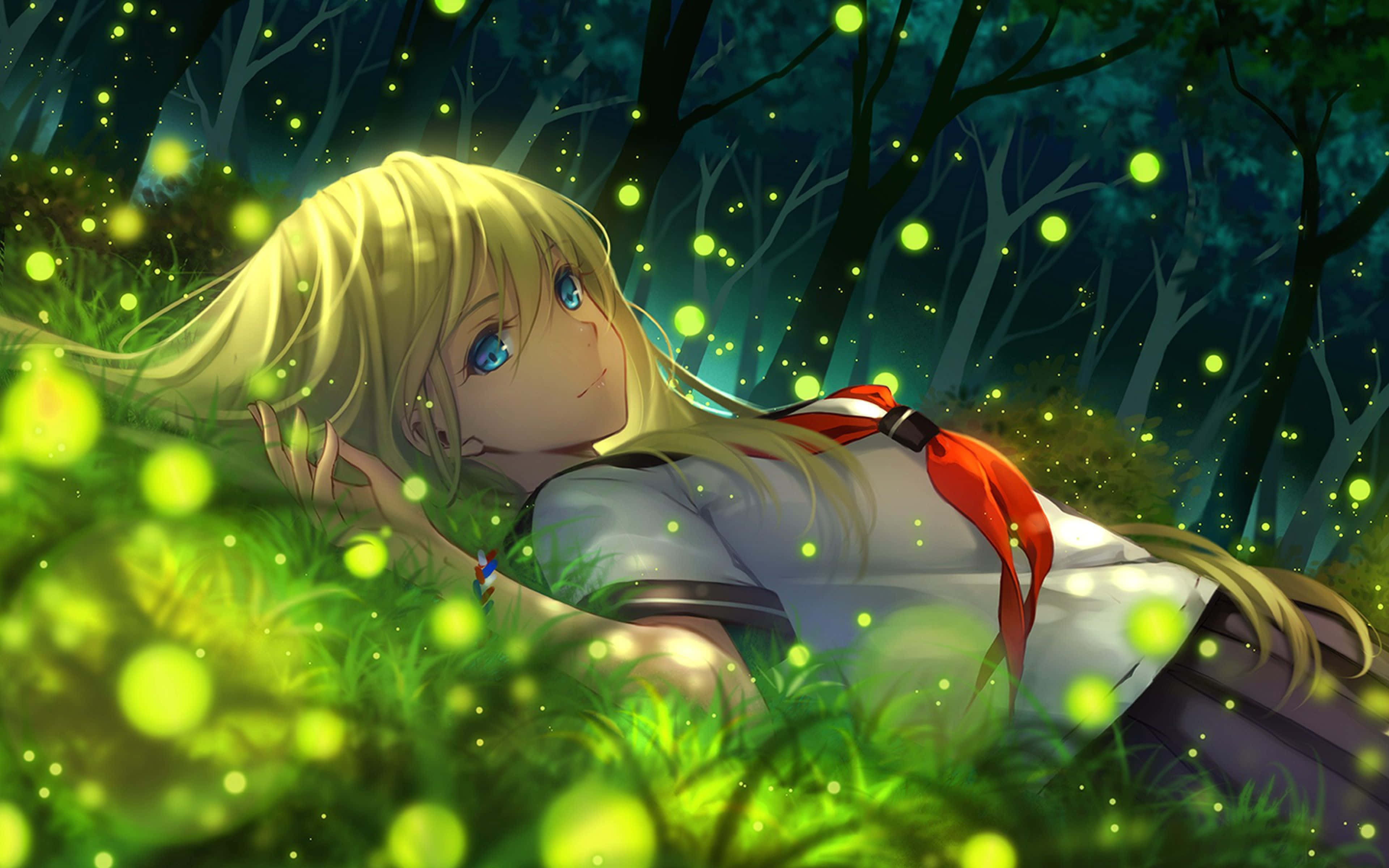 Anime Pc 桌布 壁紙 — 一個金髮動漫女孩躺在發光的綠色草地上，頭頂是點綴著螢火蟲的黑暗森林樹冠。
