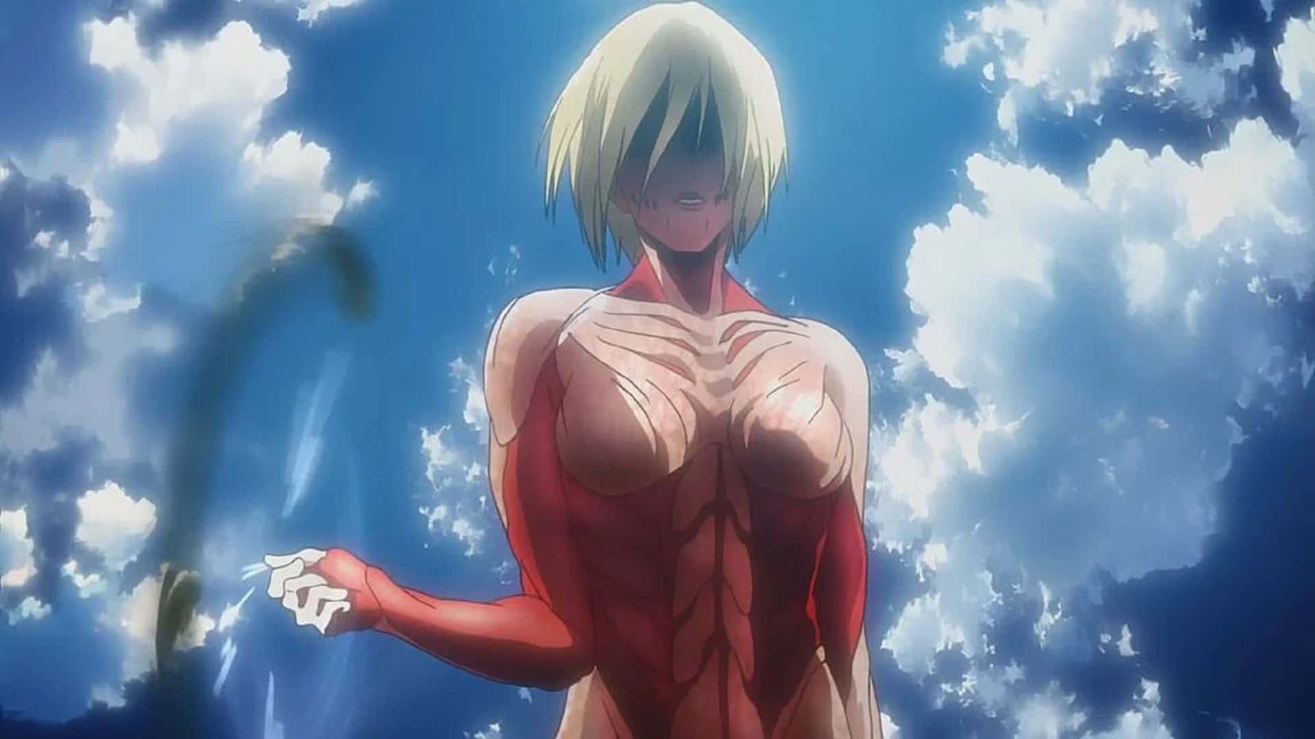 Female Titan 桌布 壁紙 — 一個金髮動漫巨人站在明亮的藍天下，有蓬鬆的白雲，肌肉以紅色和膚色定義。