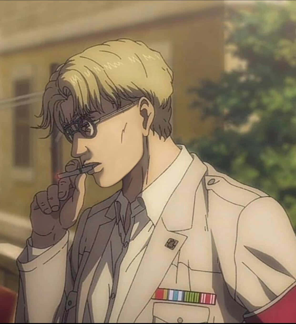 Zeke Yeager 桌布 壁紙 — 一個金髮動漫男子穿著白色軍裝外套，在模糊的城市背景下抽煙。