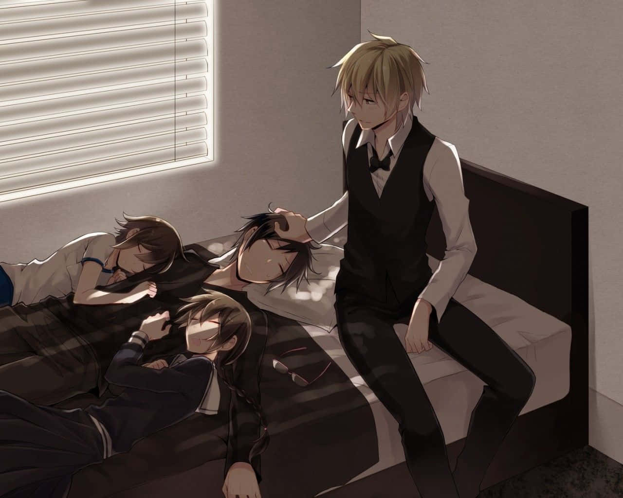 Izaya Orihara 桌布 壁紙 — 一個金髮動漫男孩穿著背心，輕輕觸摸床上一個正在睡覺的黑髮男孩的頭，附近還有兩個男孩在睡覺。