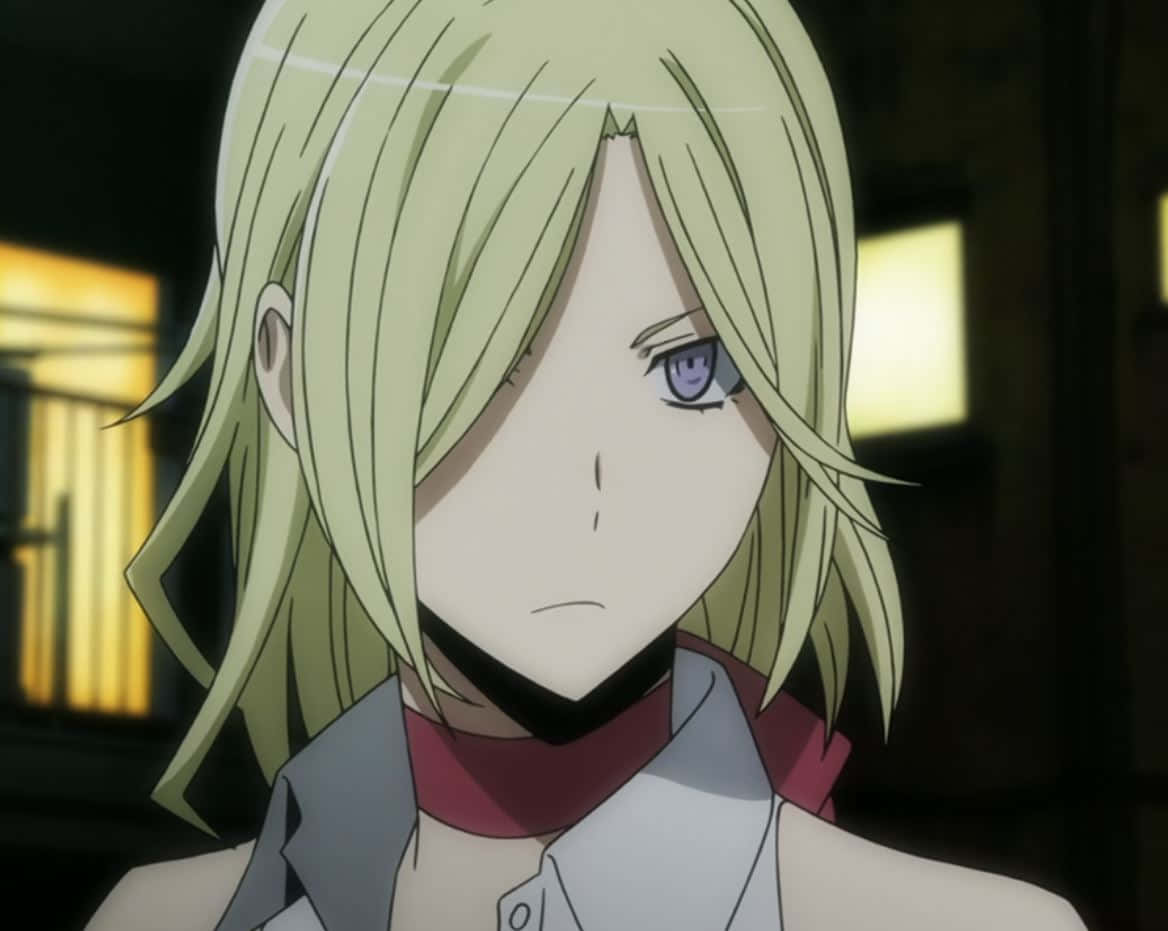 Durarara Vorona 桌布 壁紙 — 一個金髮動漫角色嘅近鏡，佢有紫色眼睛同認真嘅表情，喺一個昏暗嘅室內環境。