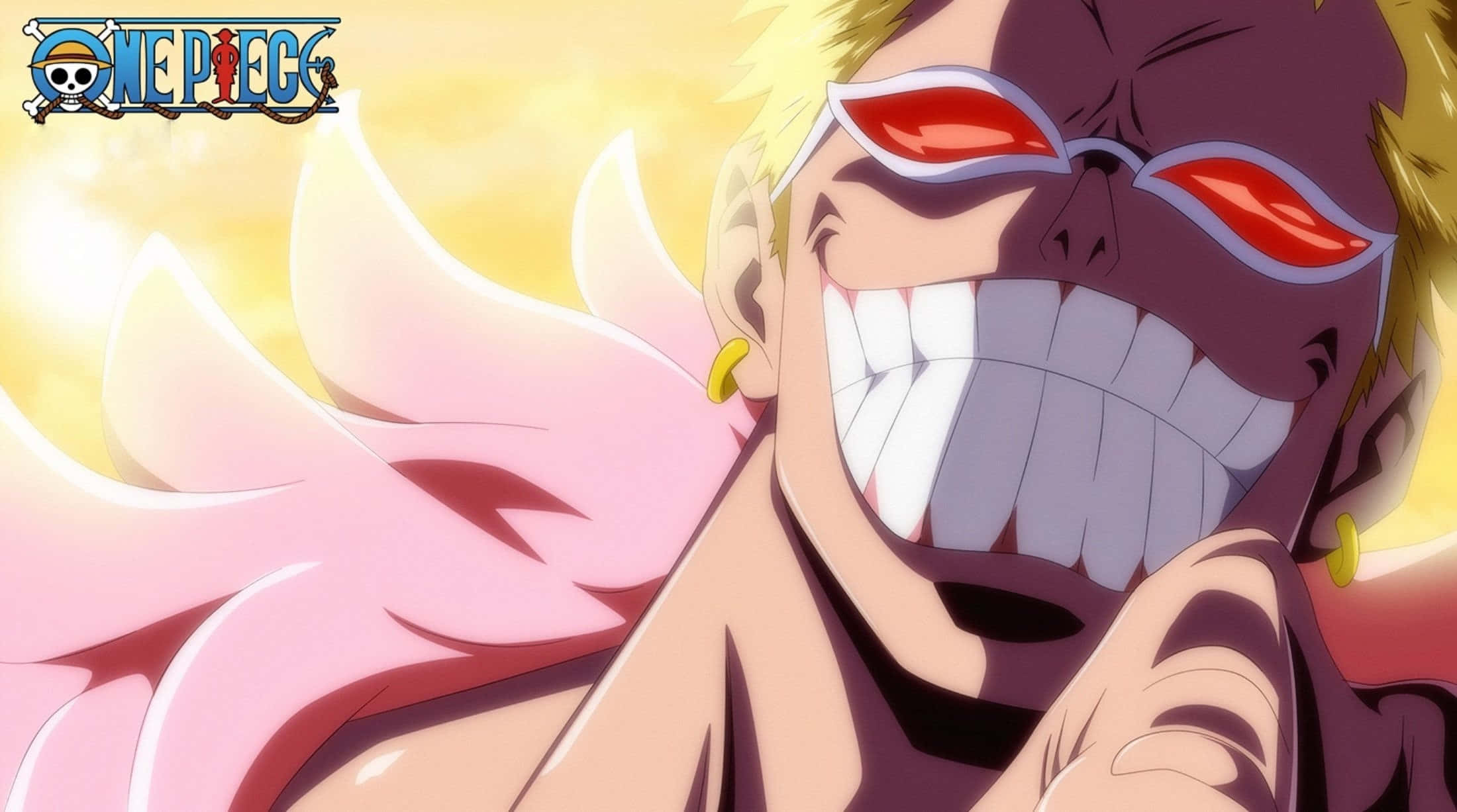 Donquixote Doflamingo 桌布 壁紙 — 一個金髮動漫角色的特寫，戴著紅色太陽眼鏡，在發光的黃色背景上咧嘴大笑。
