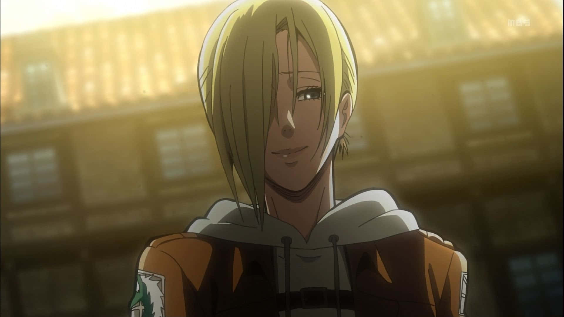 Attack On Titan Season 1 桌布 壁紙 — 一個金髮動漫角色穿著棕色連帽衫，在陽光普照的城市背景下柔和微笑，帶有溫暖的金色色調。