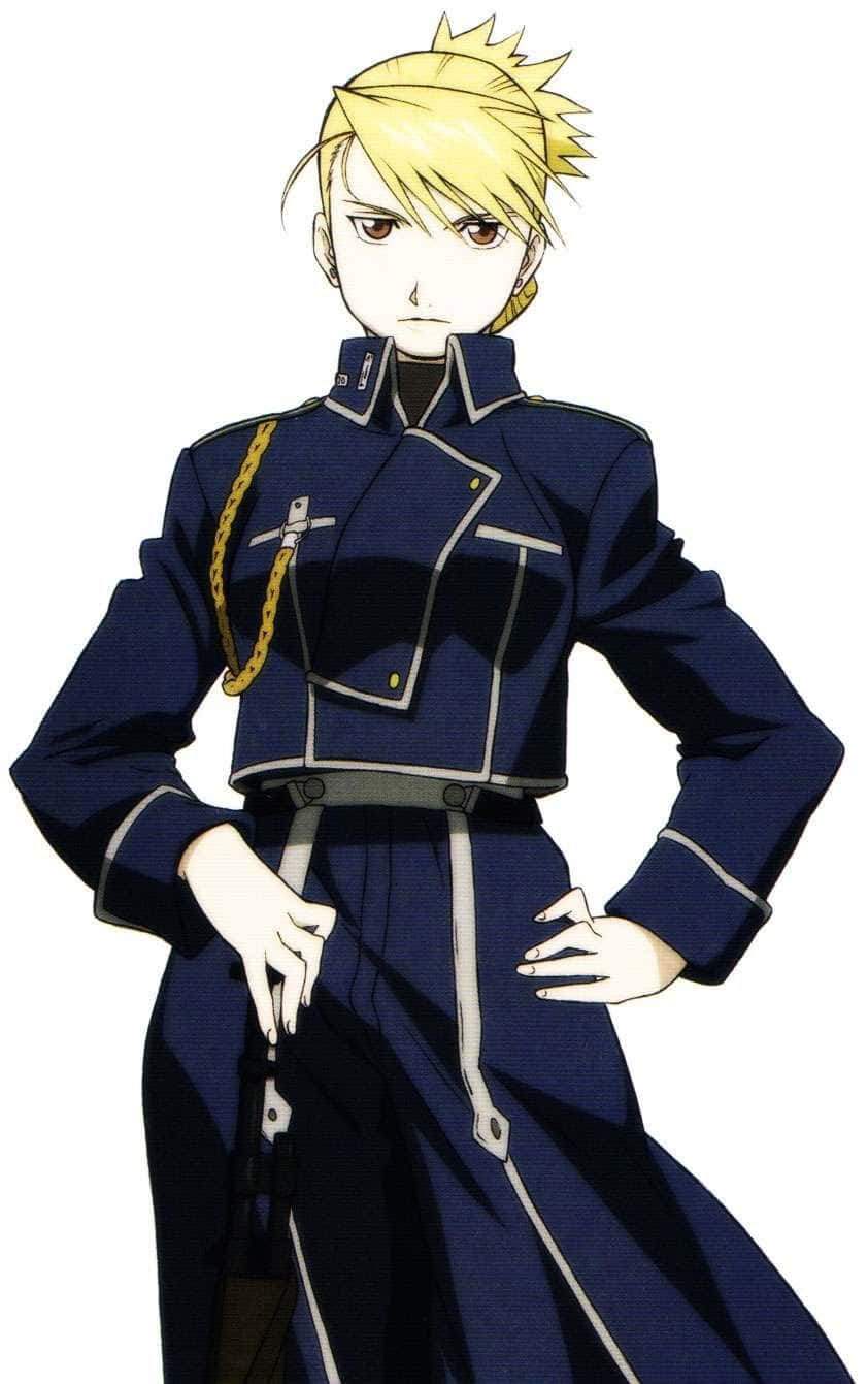 Riza Hawkeye 桌布 壁紙 — 一個金髮動漫角色穿著深藍色軍裝，雙手叉腰，自信地站在白色背景前。