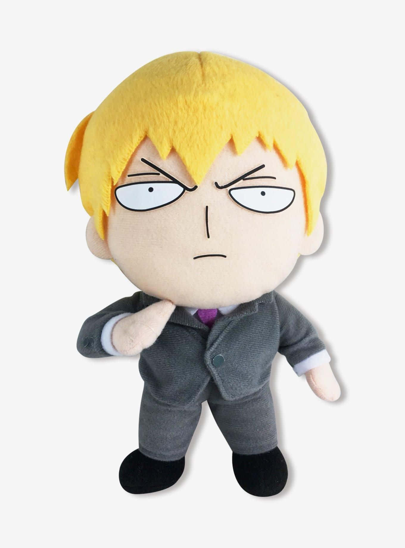 Arataka Reigen 桌布 壁紙 — 一個金髮動漫角色穿著灰色西裝、表情嚴肅的毛絨玩具，背景為純白色。