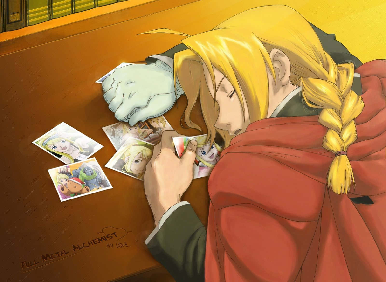 edward elric 桌布 壁紙 — 一個金髮動漫角色穿著紅色外套，在散落照片環繞的木桌上安詳入睡。
