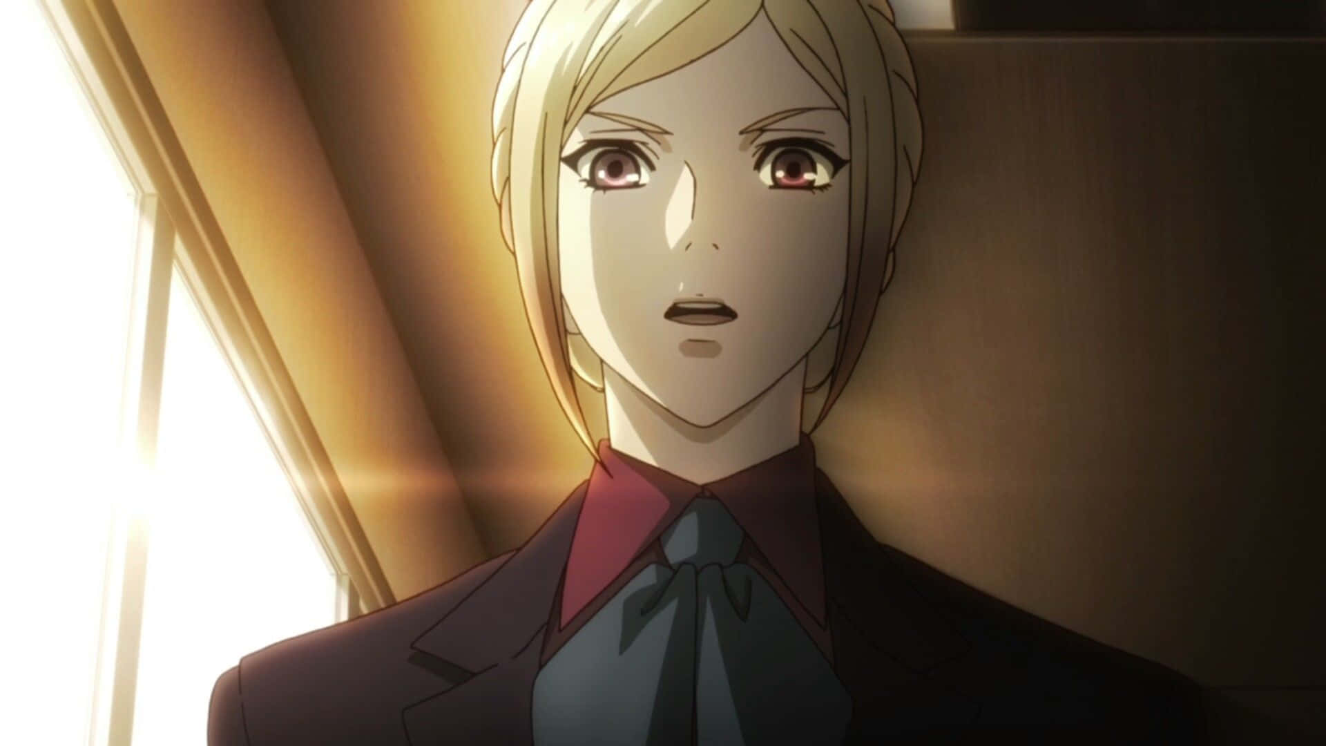 Kureo Mado 桌布 壁紙 — 一個金髮動漫角色穿著西裝站在窗邊，溫暖的陽光在臉上投下戲劇性的陰影。