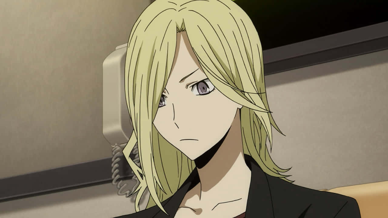 Durarara Vorona 桌布 壁紙 — 一個金髮動漫角色表情嚴肅地坐在燈光昏暗的房間裡，手裡拿著電話聽筒。