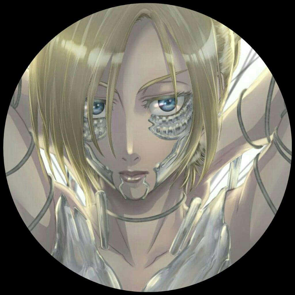 Annie Leonhart 桌布 壁紙 — 一個金髮女性嘅近距離動漫肖像，佢有機械面部植入物同發光藍色眼睛，背景係黑色圓形。