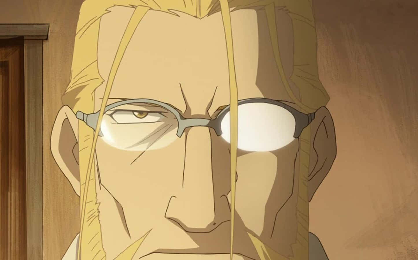 Van Hohenheim 桌布 壁紙 — 一個金髮戴眼鏡的動漫男子在溫暖照明的房間中怒視的特寫。