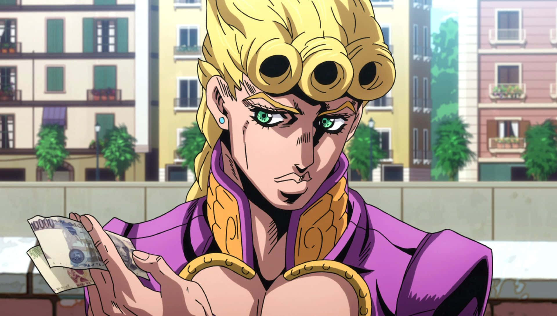 Vento Aureo 桌布 壁紙 — 一個金髮綠眼、穿著紫色服裝的動漫角色，在城市背景下拿著錢。