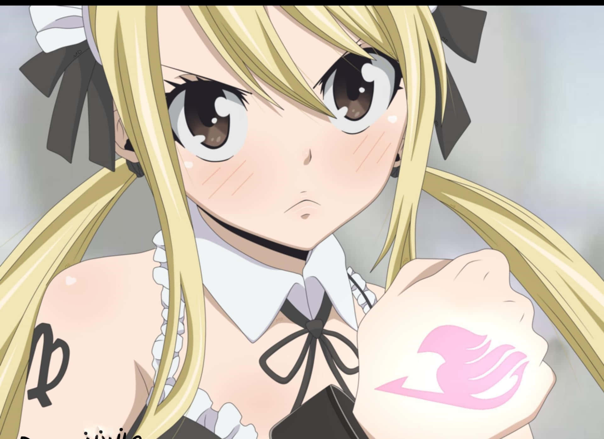 lucy heartfilia 桌布 壁紙 — 一個金髮雙馬尾、手上有粉紅色公會標記的動漫女孩特寫，堅定地向前看。