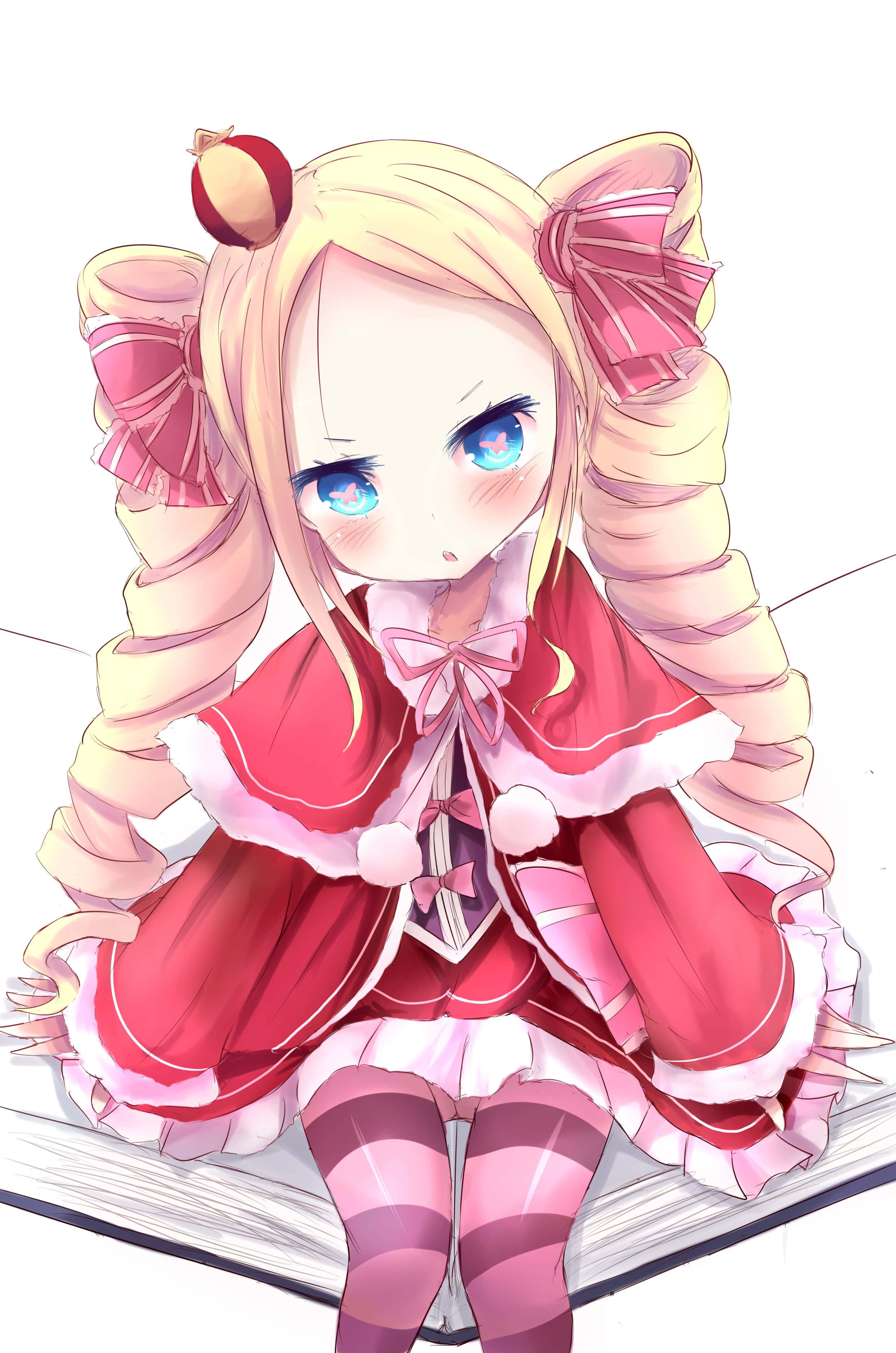 Re Zero Beatrice 桌布 壁紙 — 一個金髮雙馬尾藍眼睛的Q版動漫女孩，穿著帶有粉紅色蝴蝶結的紅色荷葉邊服裝，坐在一本打開的書上。