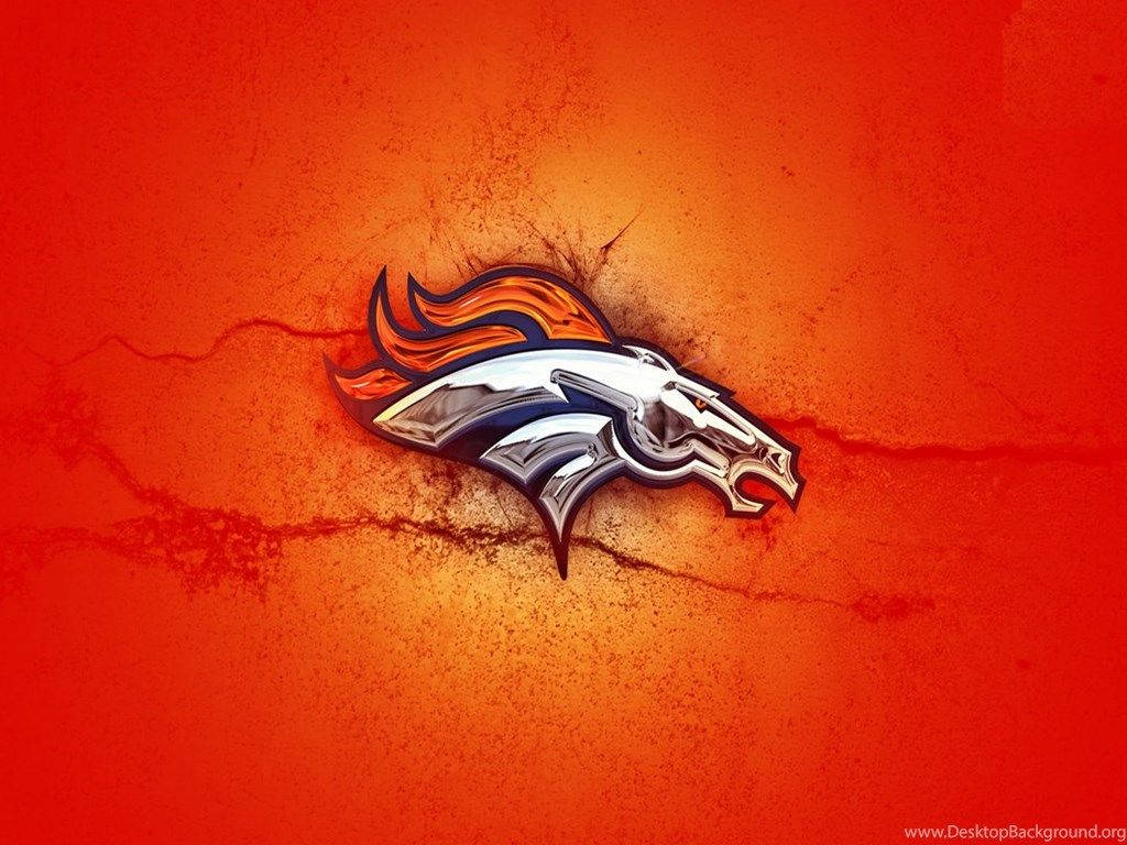 Orange Thunder Denver Broncos 壁紙 — 一個鉻色野馬隊馬頭標誌，帶著火焰般的鬃毛細節，衝破裂開的橙色混凝土。