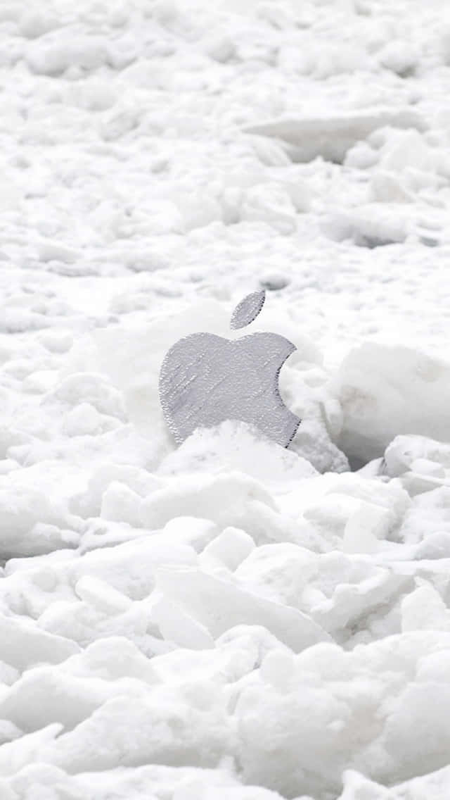 白色 iPhone 桌布 壁紙 — 一個銀色Apple標誌半埋在帶紋理的雪中，帶有柔和陰影和清晰白色環境。