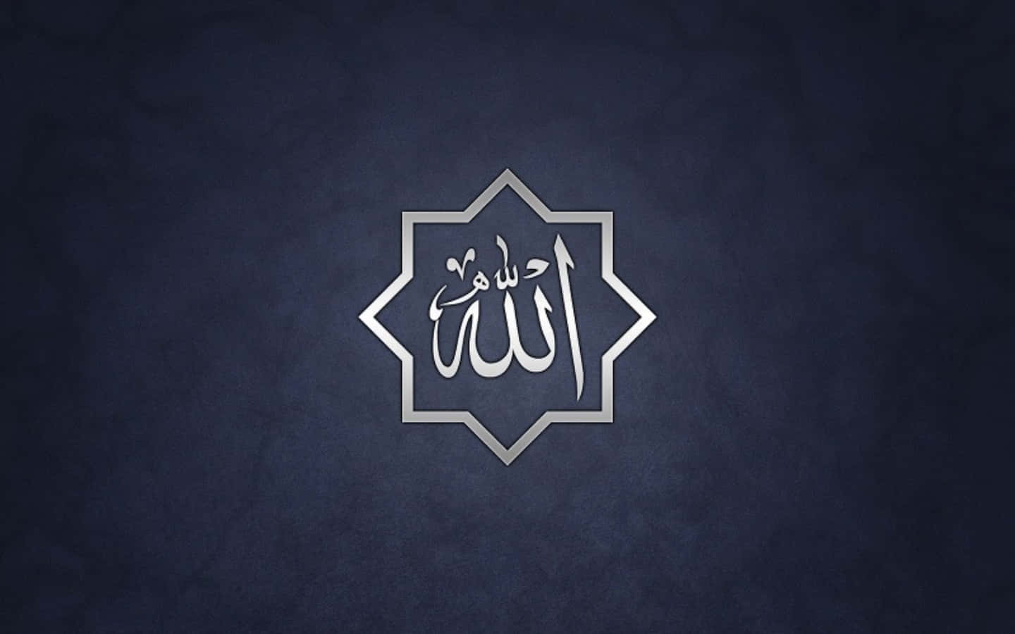 Allah 桌布 壁紙 — 一個銀色伊斯蘭風格的真主書法，置於星形框架內，居中在帶有紋理的深藍色背景上。