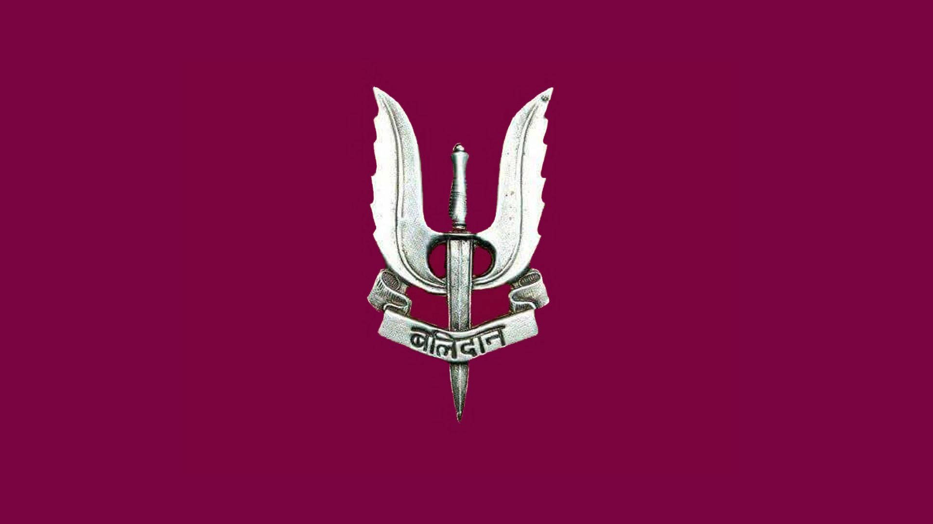 Indian 桌布 壁紙 — 一個銀色錫克教Khanda標誌，有兩把彎曲的劍和一把中央的劍，背景為深洋紅色。