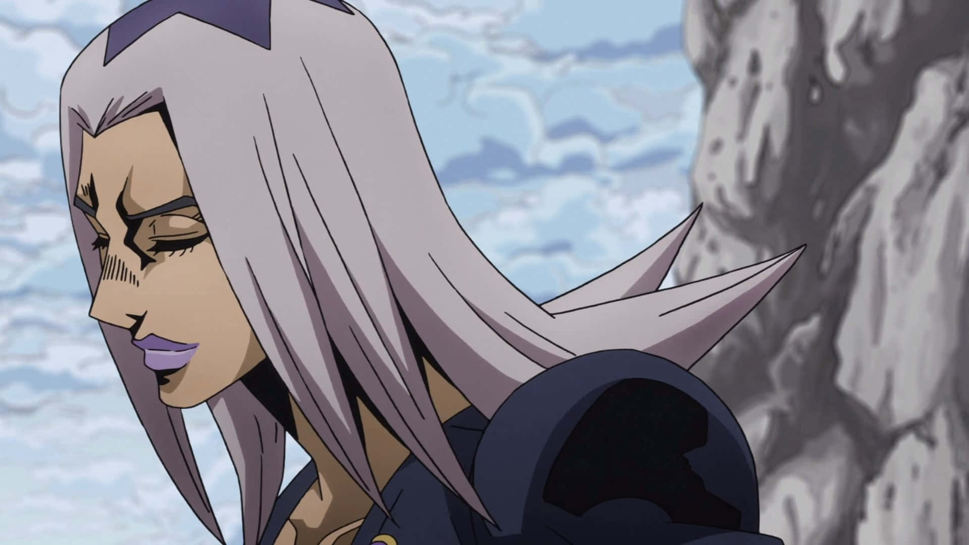 Leone Abbacchio 桌布 壁紙 — 一個銀色頭髮、閉著眼睛、紫色嘴唇的動漫角色，站在多雲天空下的岩石懸崖前。