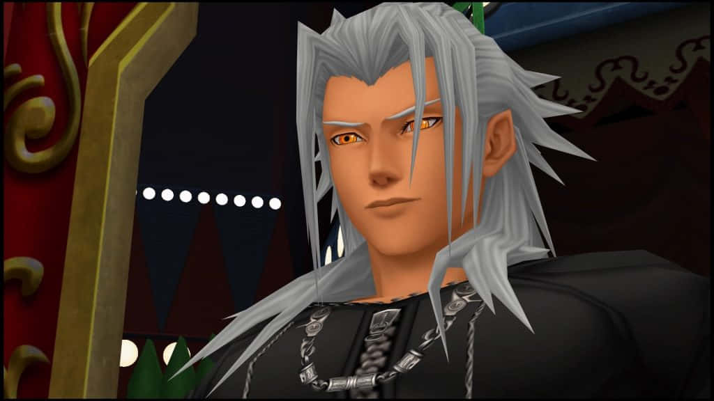 Kingdom Hearts Characters 桌布 壁紙 — 一個銀髮、橙色眼睛的動漫角色特寫，穿著黑色服裝，處於昏暗且華麗的環境中。