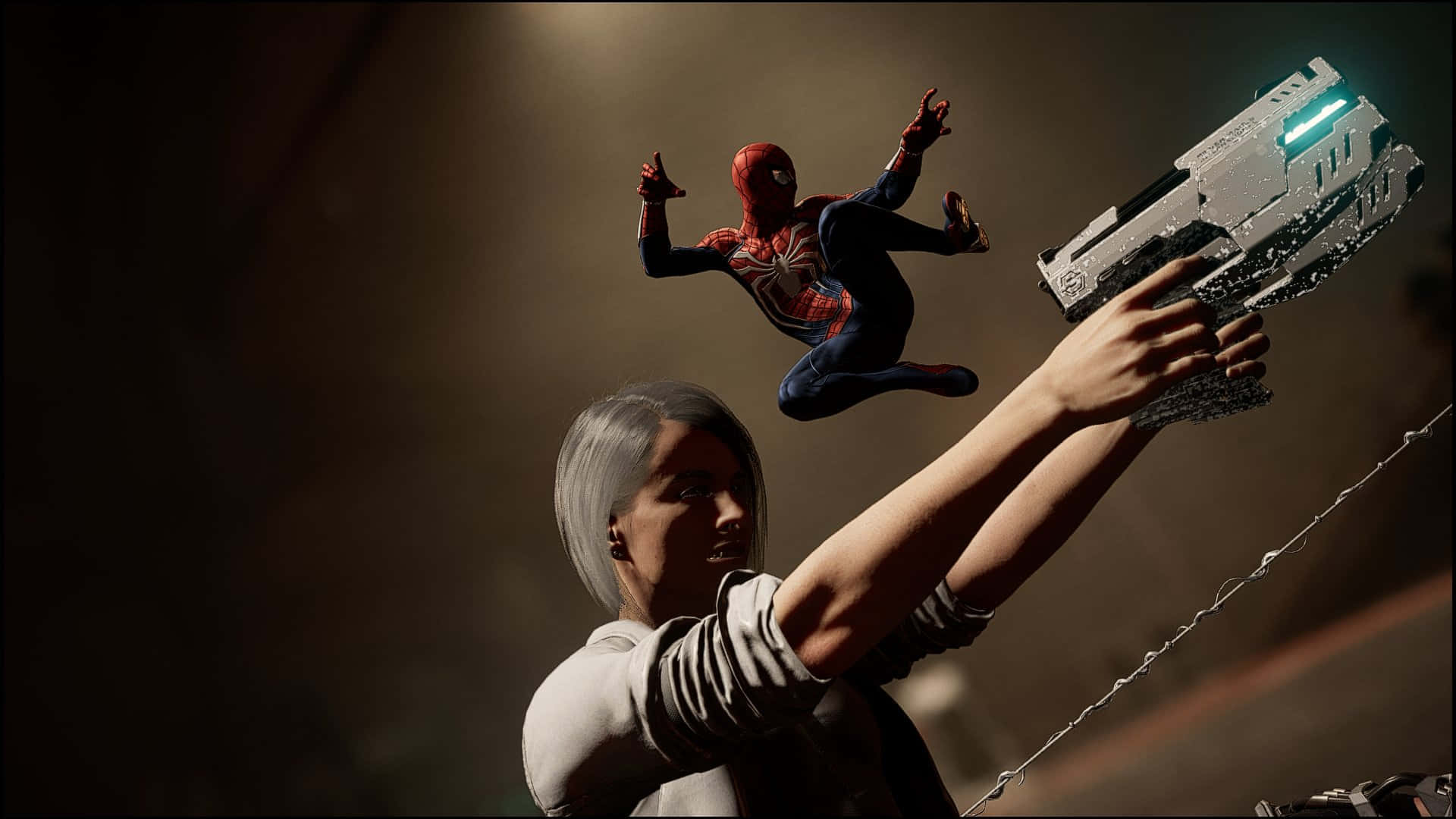 Silver Sable 桌布 壁紙 — 一個銀髮人物在戲劇性的電影場景中，用未來武器瞄準空中的蜘蛛俠。