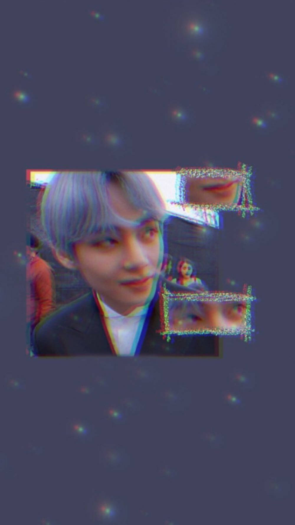 Kpop Aesthetic 桌布 壁紙 — 一個銀髮人物的故障藝術肖像，被閃爍的數位偽影環繞，背景為深紫色。